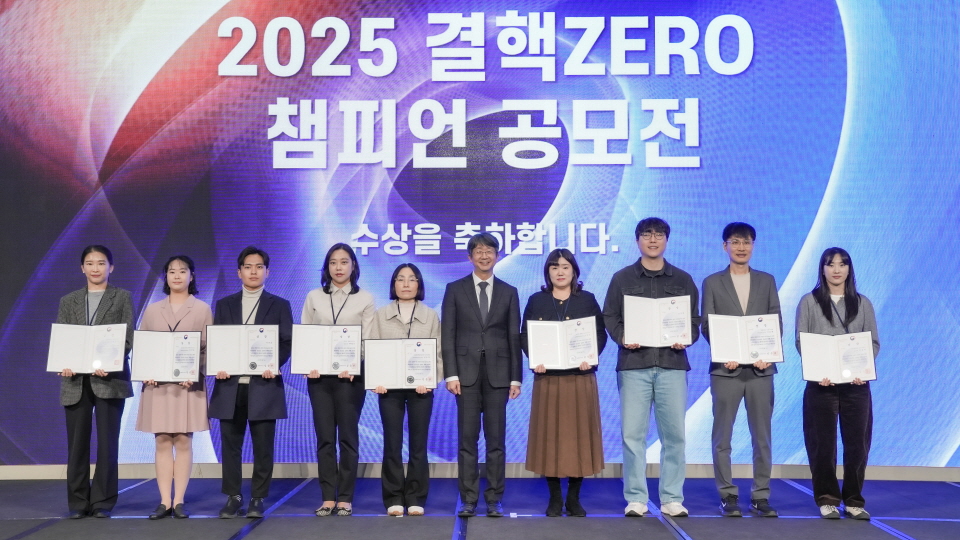 25년 결핵ZERO 챔피언 공모전 수상자들과 기념 촬영 하는 임승관 청장
